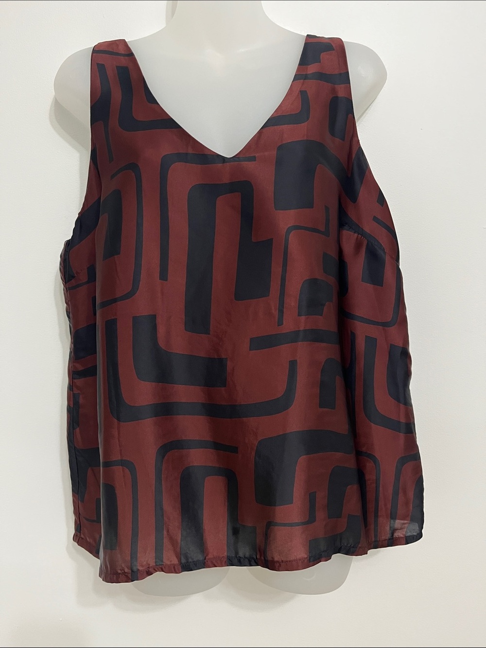 Women's V-Neck Sleeveless Geometric Print Top - Burgundy/Black